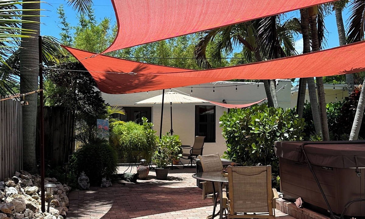 Poiciana Park II Cottage | Historic charm meets modern comfort—your cozy stay for work or play.