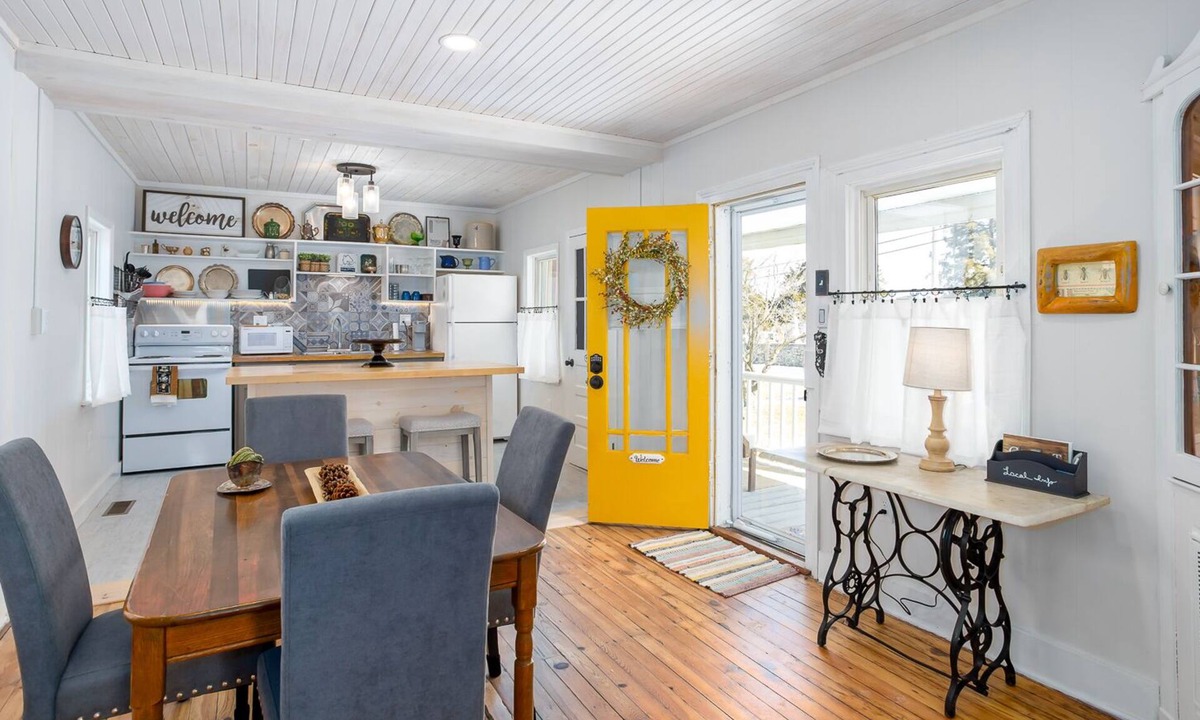 Luray House | Historical home, walkable to many restaurants and shops.