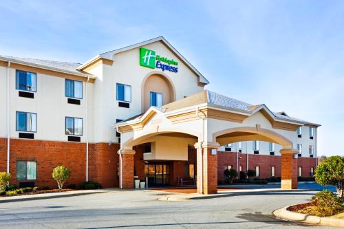 Forest City Hotel | Holiday Inn Express Forest City by IHG