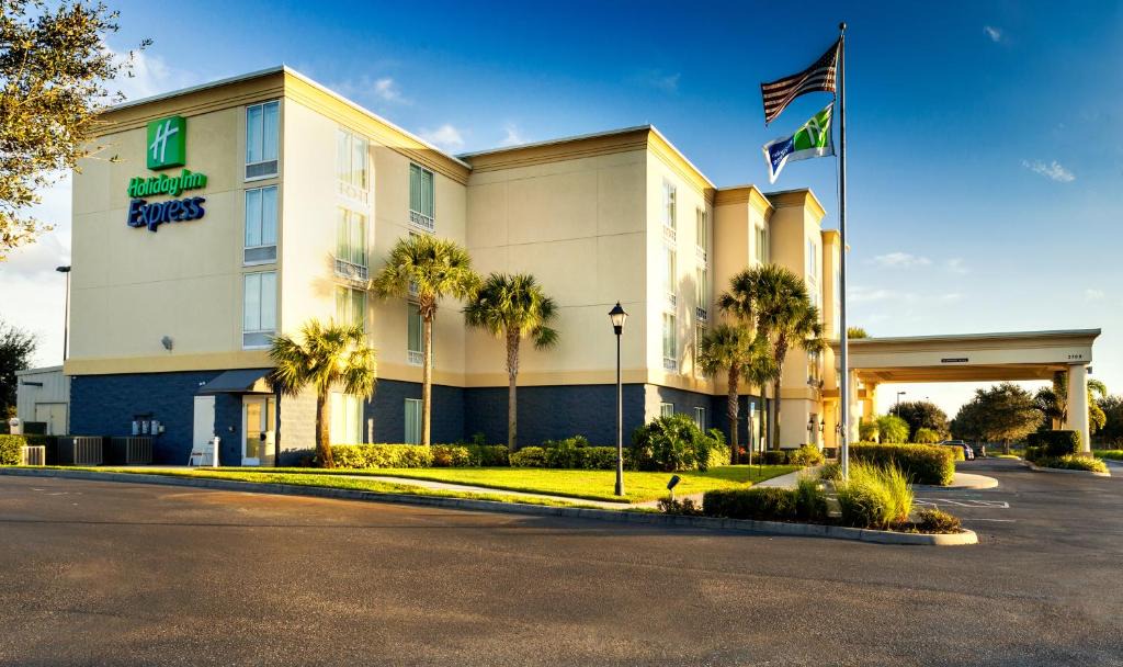 Arcadia Hotel | Holiday Inn Express Hotel & Suites Arcadia