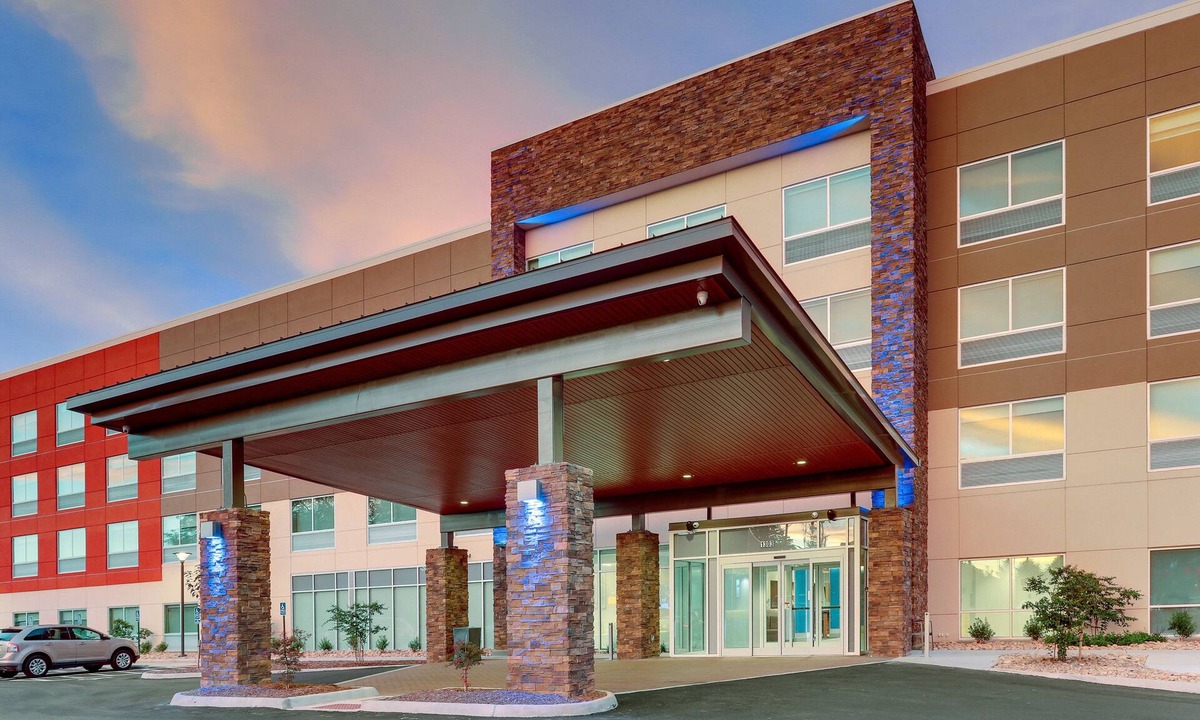 Roanoke Hotel | Holiday Inn Express & Suites Roanoke – Civic Center by IHG