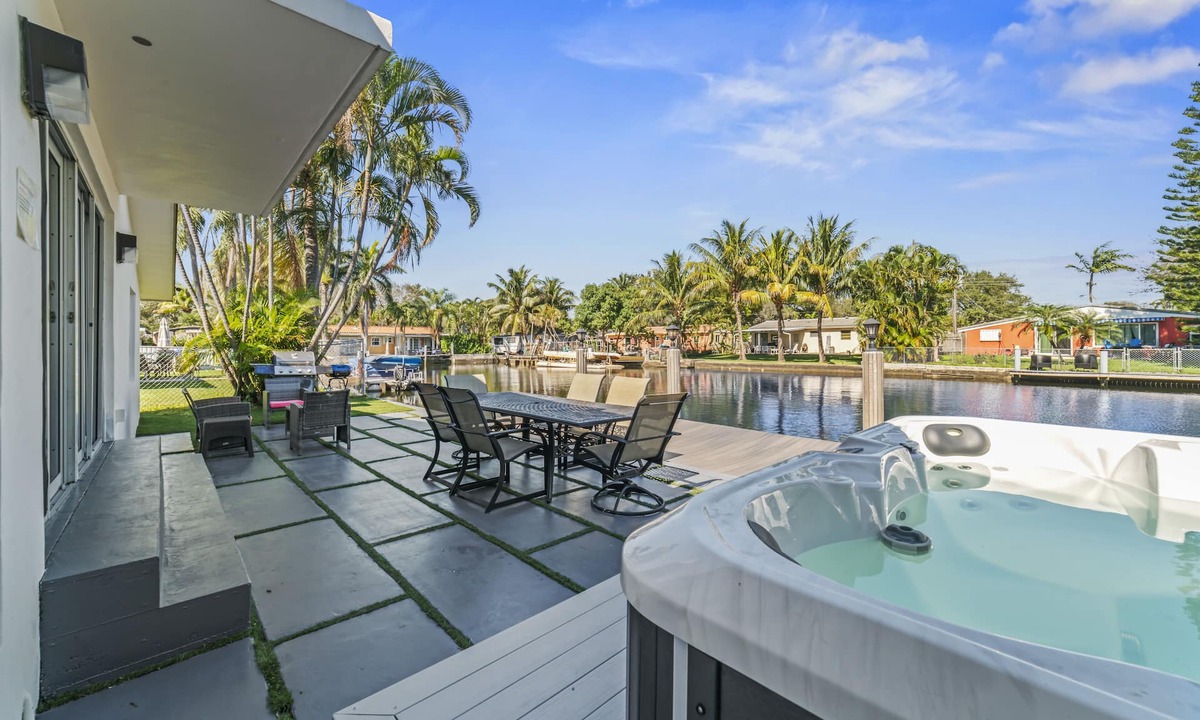 North Central Hollywood House | Hollywood Villa on the water - Modern 4 BR w/dock + hot tub