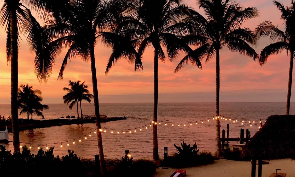Marathon House | 🌸Home (#4) ”A WAVE💦 FROM IT ALL” (Partial Ocean View -approximately 150 ft from beach entrance)🌸