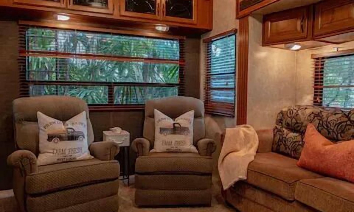 Greater Northdale House | Home + RV on beautiful Lake