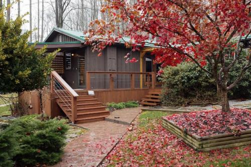 Piney Flats House | Home with Sauna & Hot Tub & Lake Access