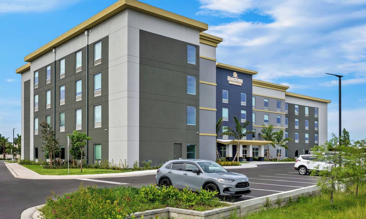 Fort Myers Hotel | HomeTowne Studios by Red Roof Fort Myers