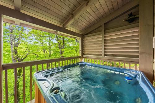 Sevierville Ski Chalet | Honey Pine Lodge Sweet Stays Among the Pines