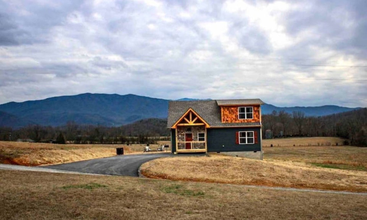 Cosby Cabin | Hoot Haus Mtn Views fully fenced and Pup Friendly!
