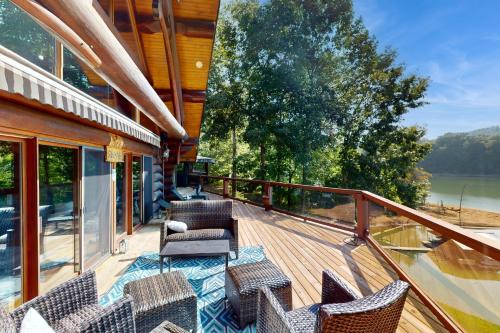 New Tazewell House | Hot Tub + Dock! Waterfront Norris Lake Log Home