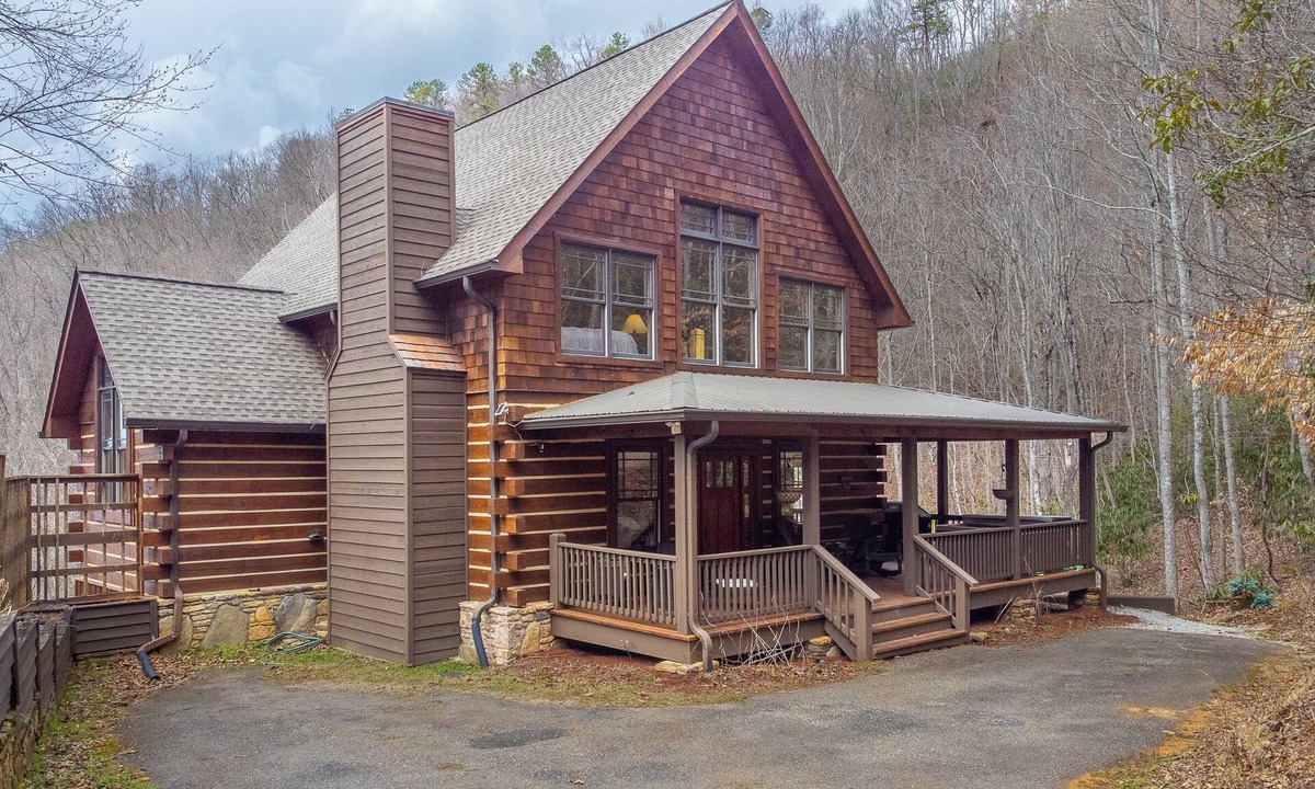 Franklin Cabin | Hot Tub, Pool Table! Luxury Log Cabin in Franklin
