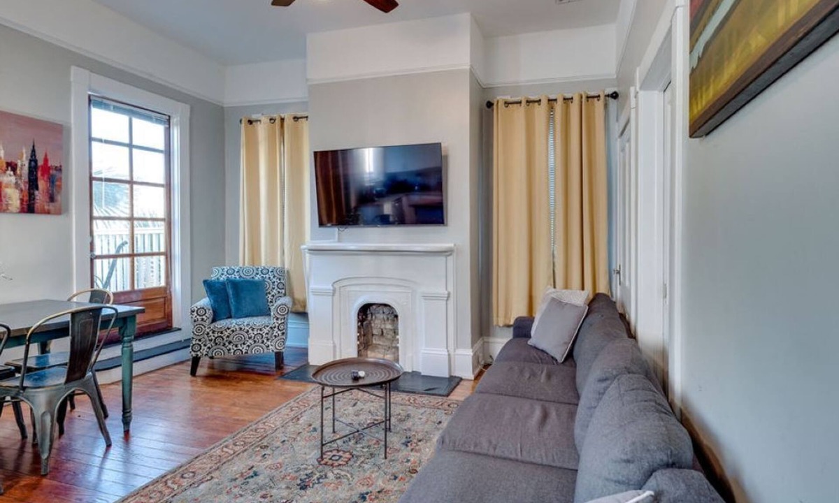 Historic Downtown Savannah Hotel | Huge 5 bedroom 5 bath Home in Savannah
