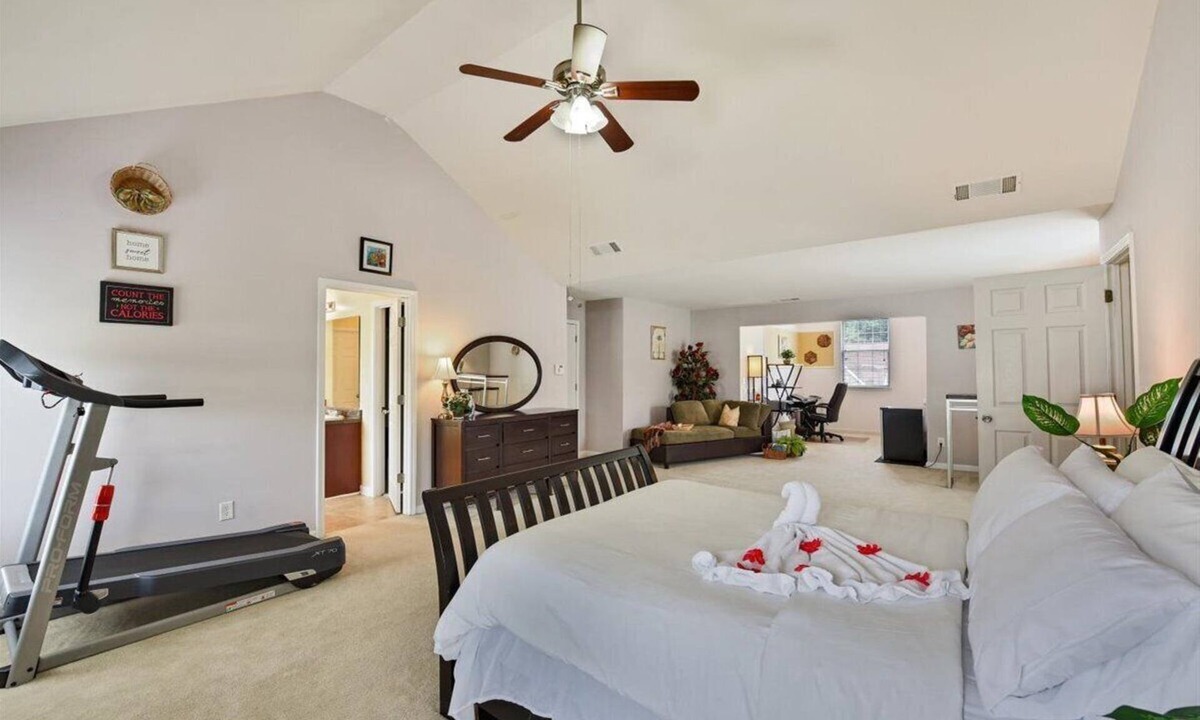 Conyers House | Huge Space -Office-Full Kitchen