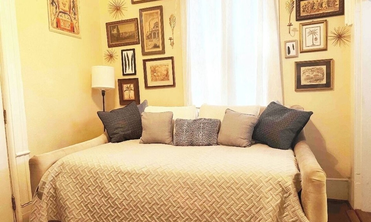 Downtown Apartment | Ice hockey & Baseball fans we have a place for you!