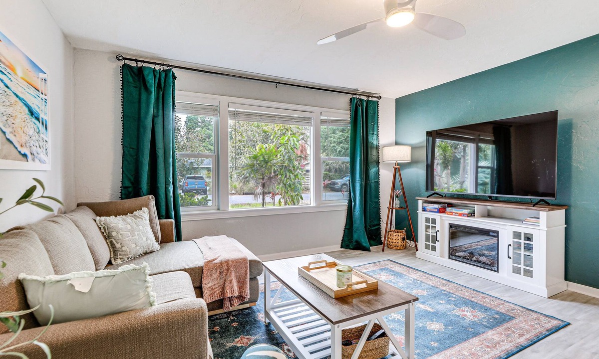 Downtown House | Idyllic Sarasota Home w/Yard: 2 Mi to Beach!