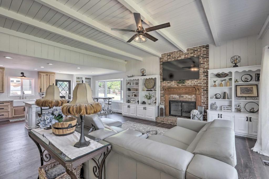 Stockbridge House | Idyllic Stockbridge Gated Escape with Views!