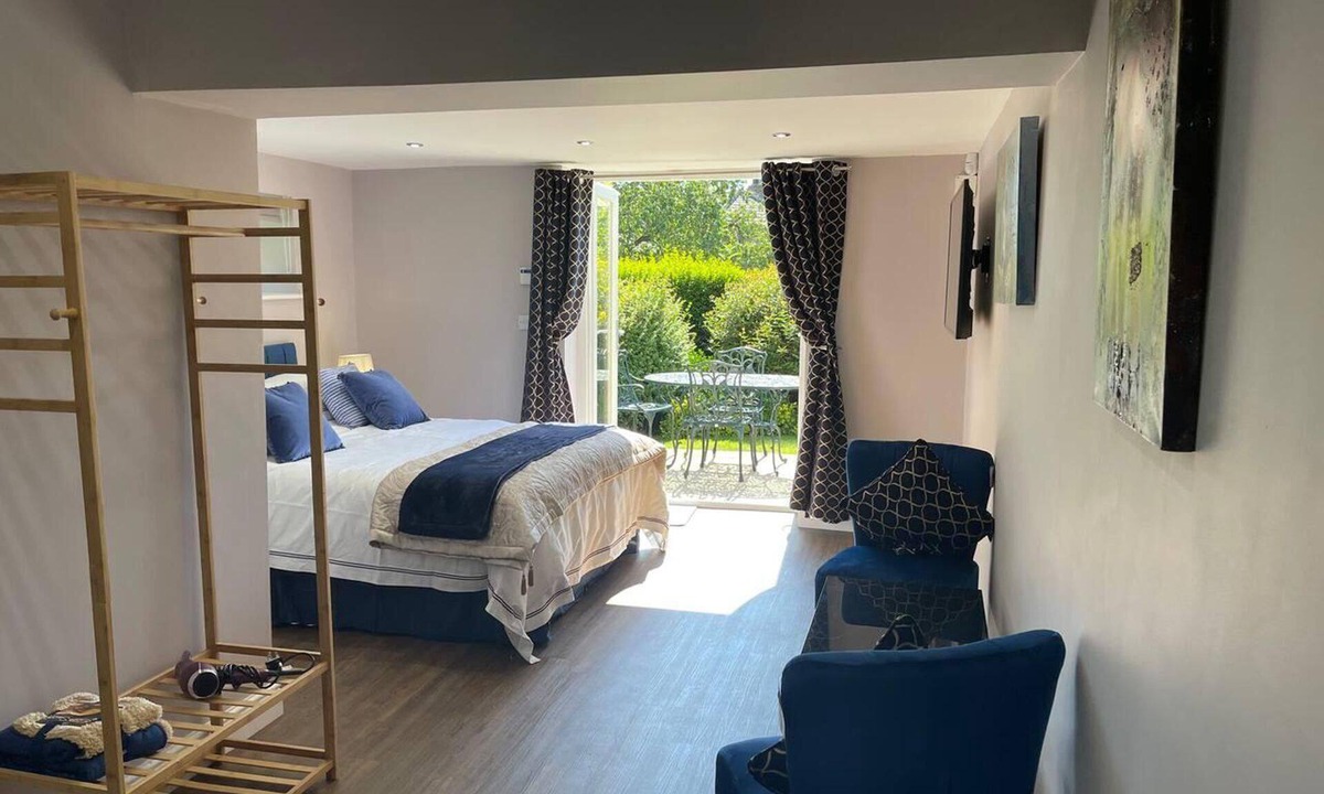 Brighouse Apartment | Immaculate 1-bed Studio With Outside Patio