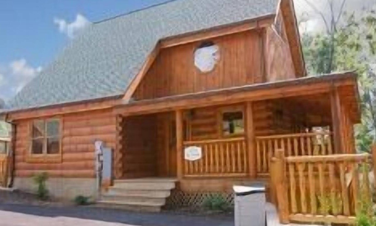 Sevierville Cabin | Indoor/Outdoor Pool Access - Mini Golf - Bear Creek Crossing Resort - WiFi