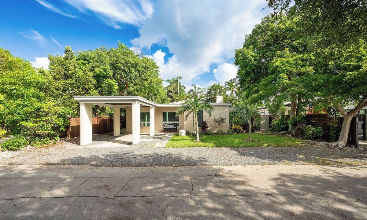 Midtown House | Island living 3-bed oasis w large pool, lush deck, cabana, outdoor shower