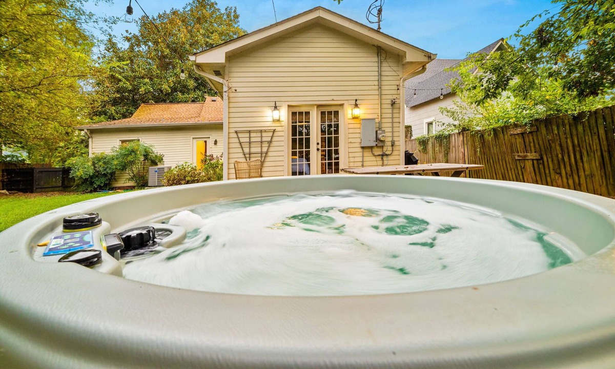 Eastwood House | Jacuzzi-Great Reviews-Mins 2 Dwnt Town-Art Vibe!