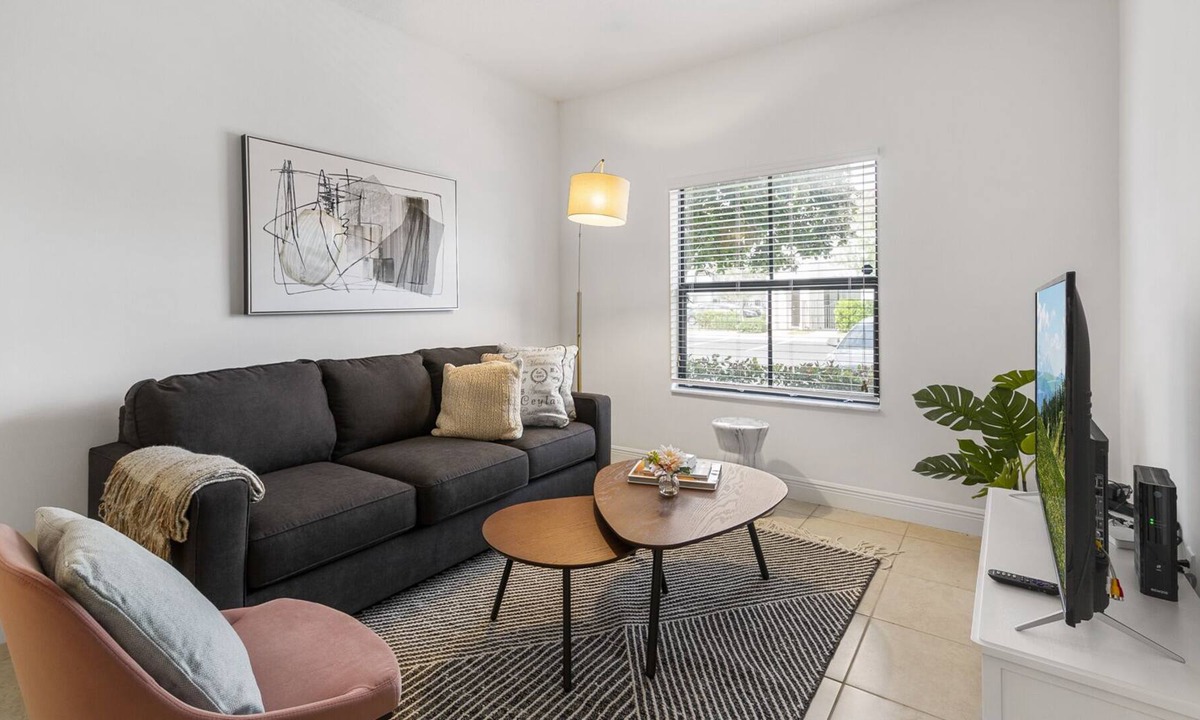 Davie Apartment | Kasa | Get Some Sun by the Pool with the Family | Fort Lauderdale