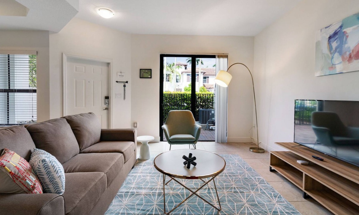 Davie Apartment | Kasa | Sunny Space Close to Shopping | Fort Lauderdale