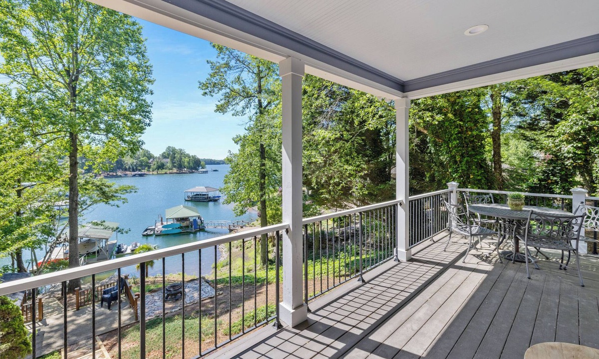 Seneca Cottage | Keowee Oar House * Hot Tub * Pet Friendly * Fire Pit* Kayaks