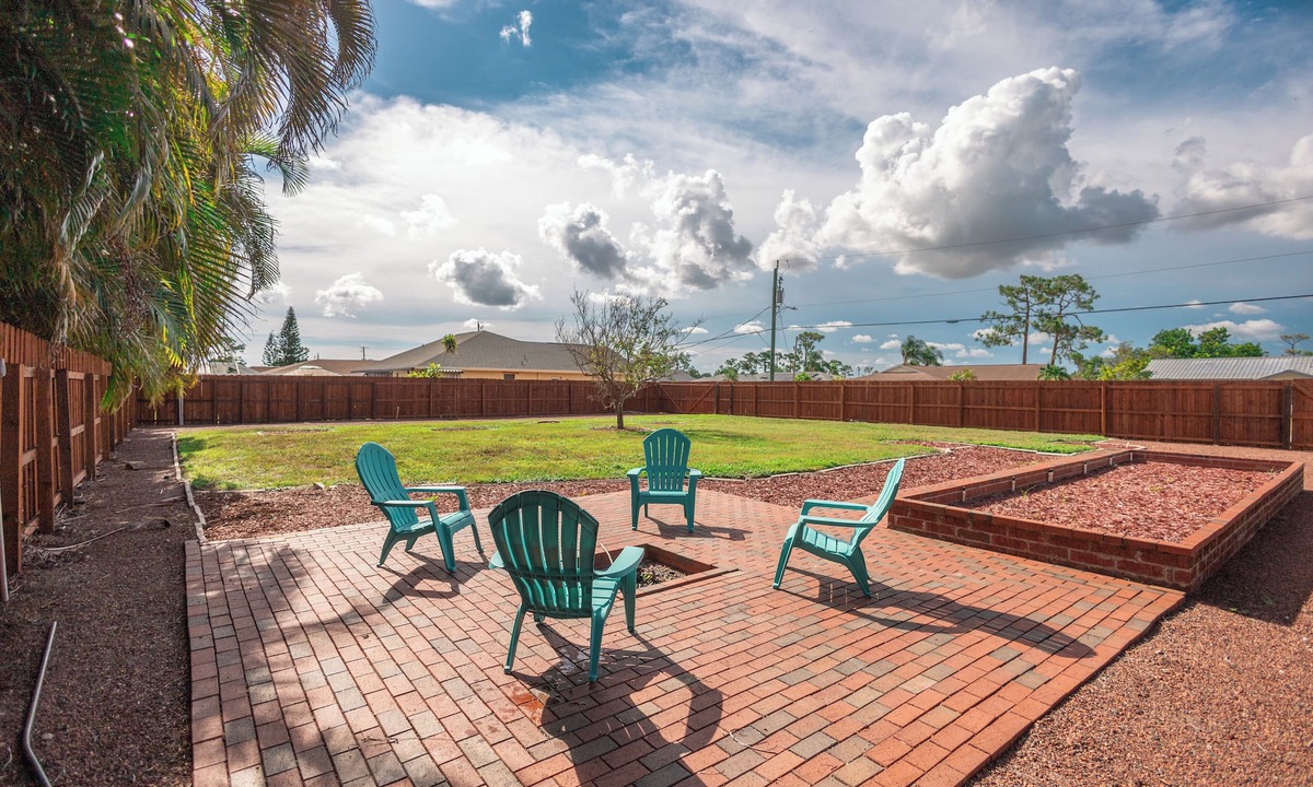 San Carlos Park House | Kid Friendly 3BR/2BA Pool Home Close to FGCU, RSW, and 15 Minutes to the Beach.