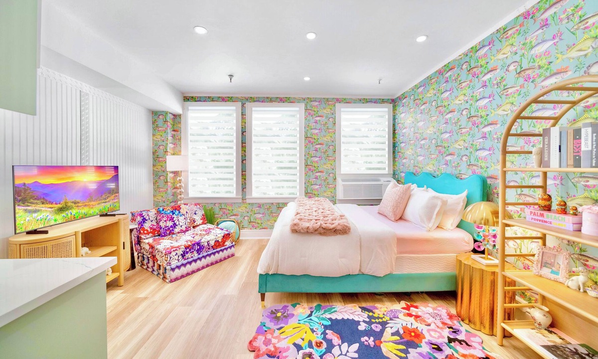 Palm Beach - West Palm Beach Hotel | King Bed Mermaid Suite , free parking, heart of Palm Beach