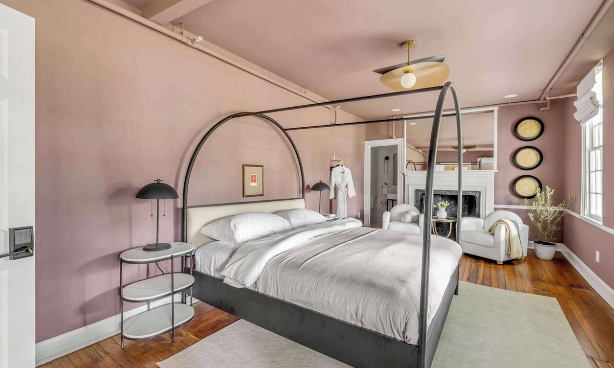 The Old Commons House | King Suite in Historic 1785 Bed & Breakfast Hotel!