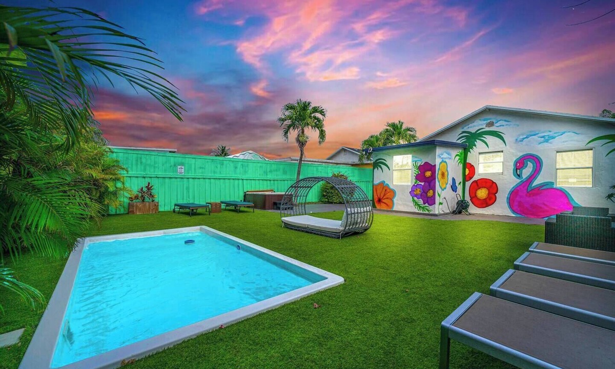 Allapattah House | La Casa Flora | Private | Pool+Hot tub | Sleeps 18