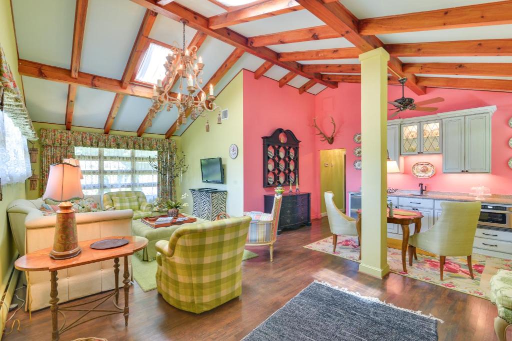Little Switzerland House | 'La Petite Chalet' w/Blue Ridge Mountain Views!