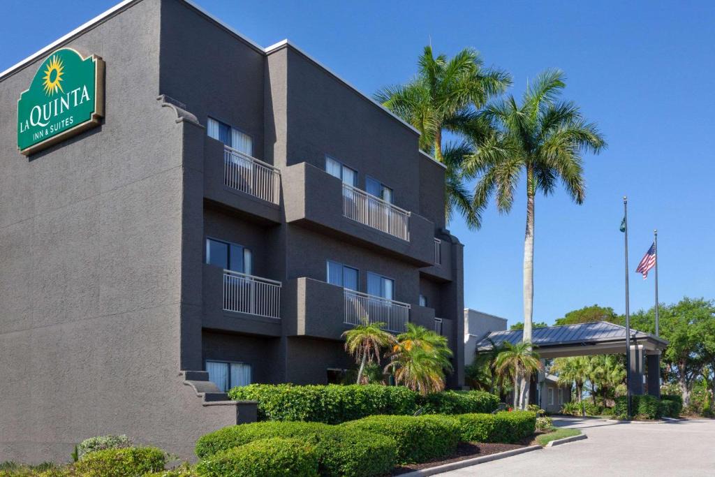 Truckland Hotel | La Quinta by Wyndham Ft. Myers - Sanibel Gateway