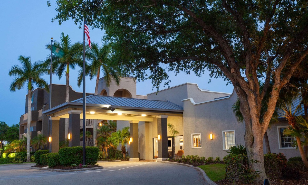 Truckland Hotel | La Quinta Inn & Suites by Wyndham Ft. Myers-Sanibel Gateway