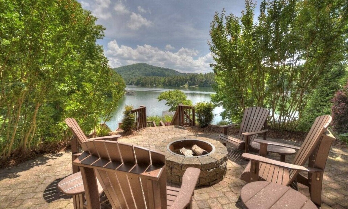 Blairsville Cottage | LAKE COTTAGE on deep water w/incredible views! Hot tub/pool table/dock/kayaks