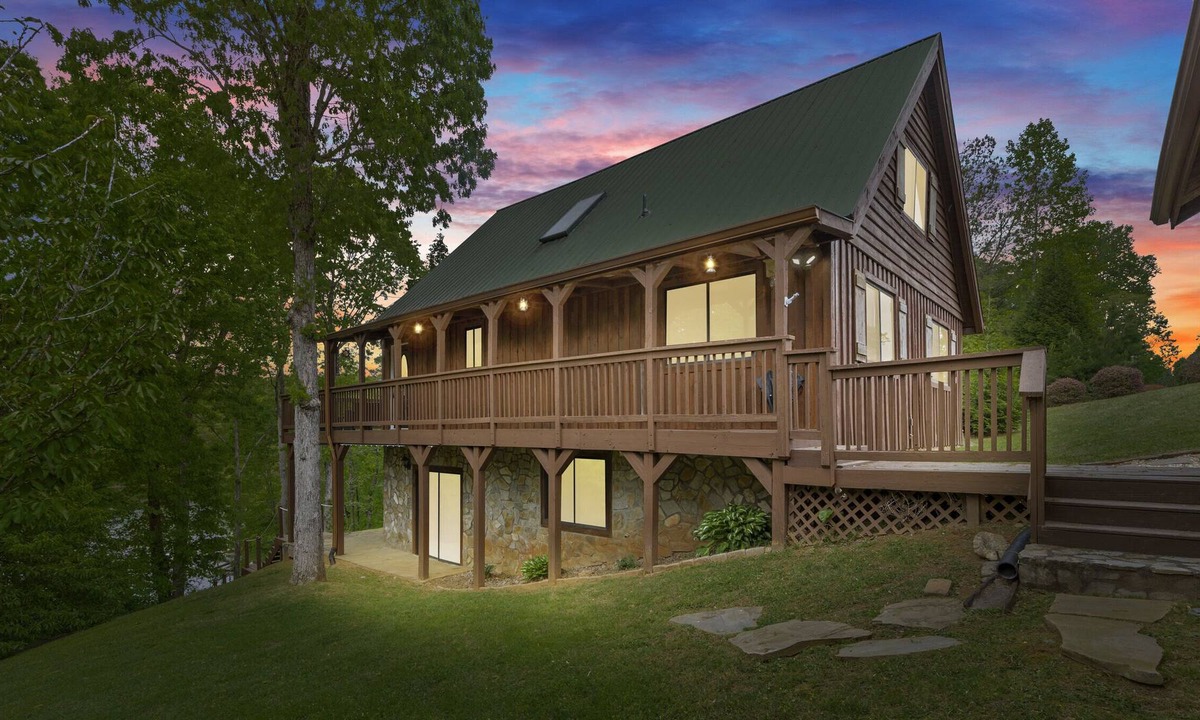 Six Mile House | Lake Keowee Waterfront w/ Dock 4bdr & two huge decks