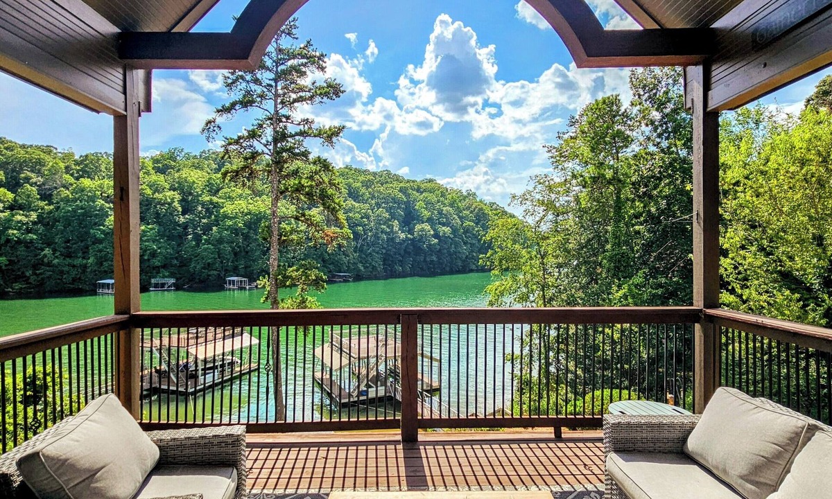Gainesville House | Lake Lanier Lakefront estate with private party dock 5BR/4BA 5700+sqft