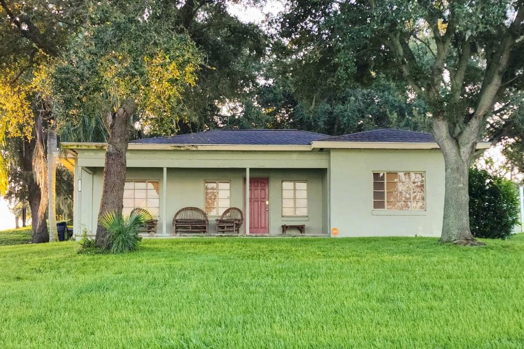 Auburndale House | Lake Views and Private Porch Auburndale Family Home