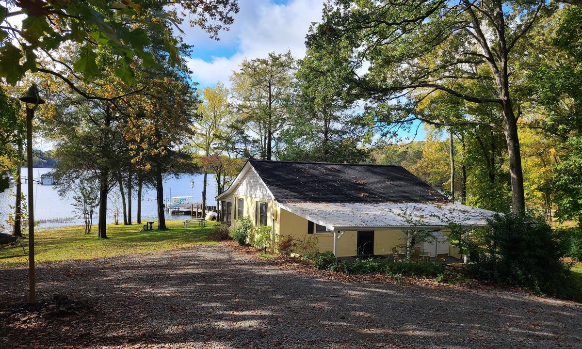 Huntersville Cottage | Lakefront Cottage w/Private Dock, Firepit & Quiet Cove – Trailer Parking