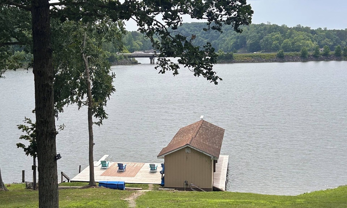 Semora Cottage | Lakefront cottage with WiFi .