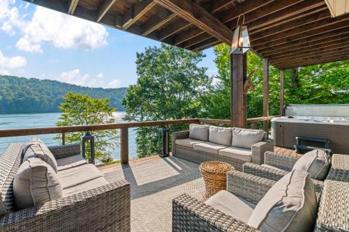 La Follette House | Lakefront Escape Sleep 12 Dock Hot Tub Pool Grill