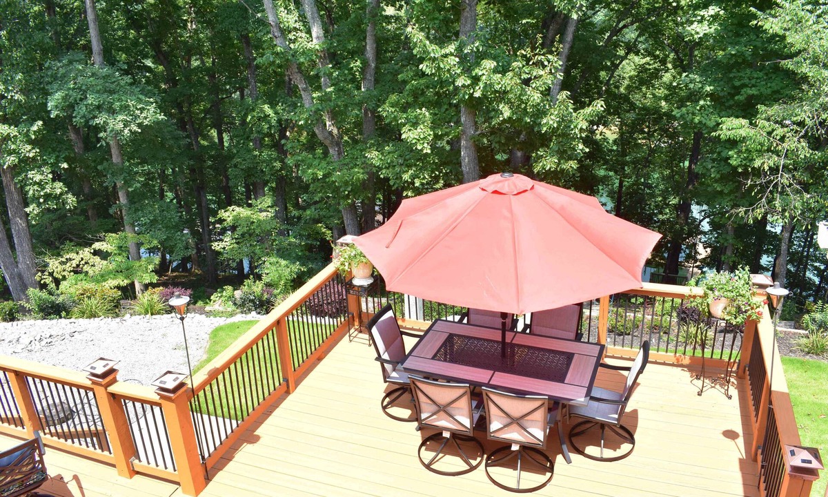 Gainesville House | Lakefront Home with a Single Slip Party Deck