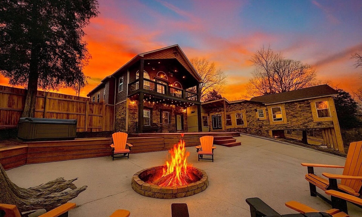 La Follette Cabin | Lakefront, hot tub, 7bdrm, 30 guests, fire pit, kayaks, sxs trails bunk rm.
