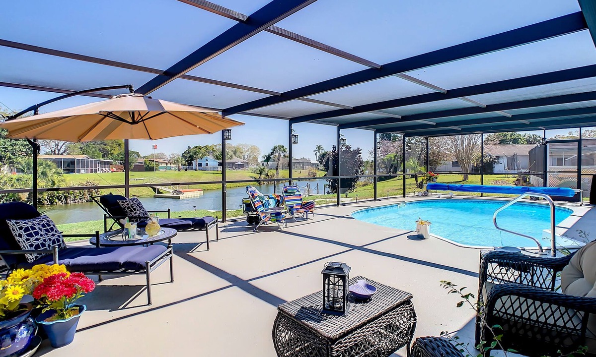 Regency Park House | LAKEFRONT HOUSE WITH HEATED POOL