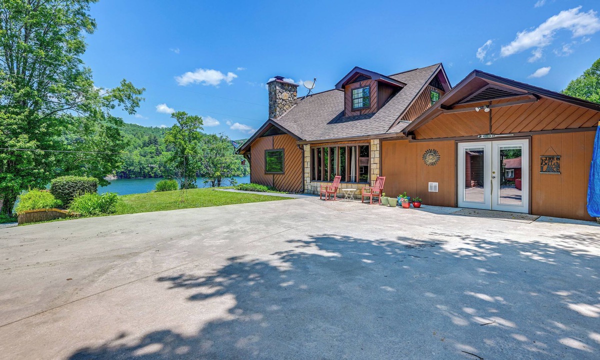 Topton House | Lakefront North Carolina Abode w/Grill & Fire Pit