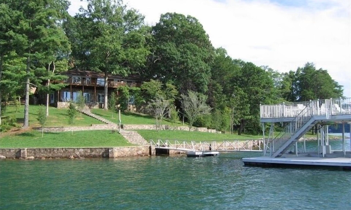 Cedar Cliff House | Lakefront Rental on Lake Chatuge Deep-Water