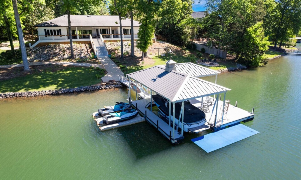 Indian Oaks Apartment | Lakefront Spacious 6BR, Family-Friendly + Lily pad