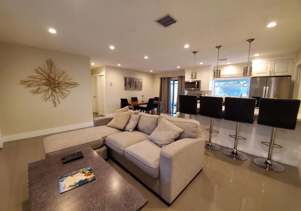 Davie House | Lakefront Vacation Home - Sleeps 8