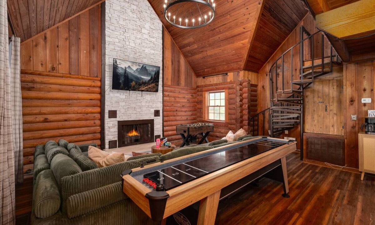 Auburndale House | Lakefront w/Jacuzzi, Games, Loft + Sleeps 12!