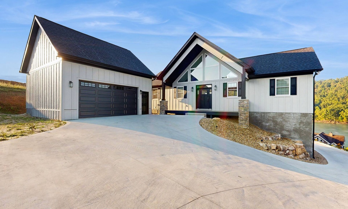 Hidden Springs Cabin | Lakeside chalet with panoramic water views, fully equipped kitchen & Wifi