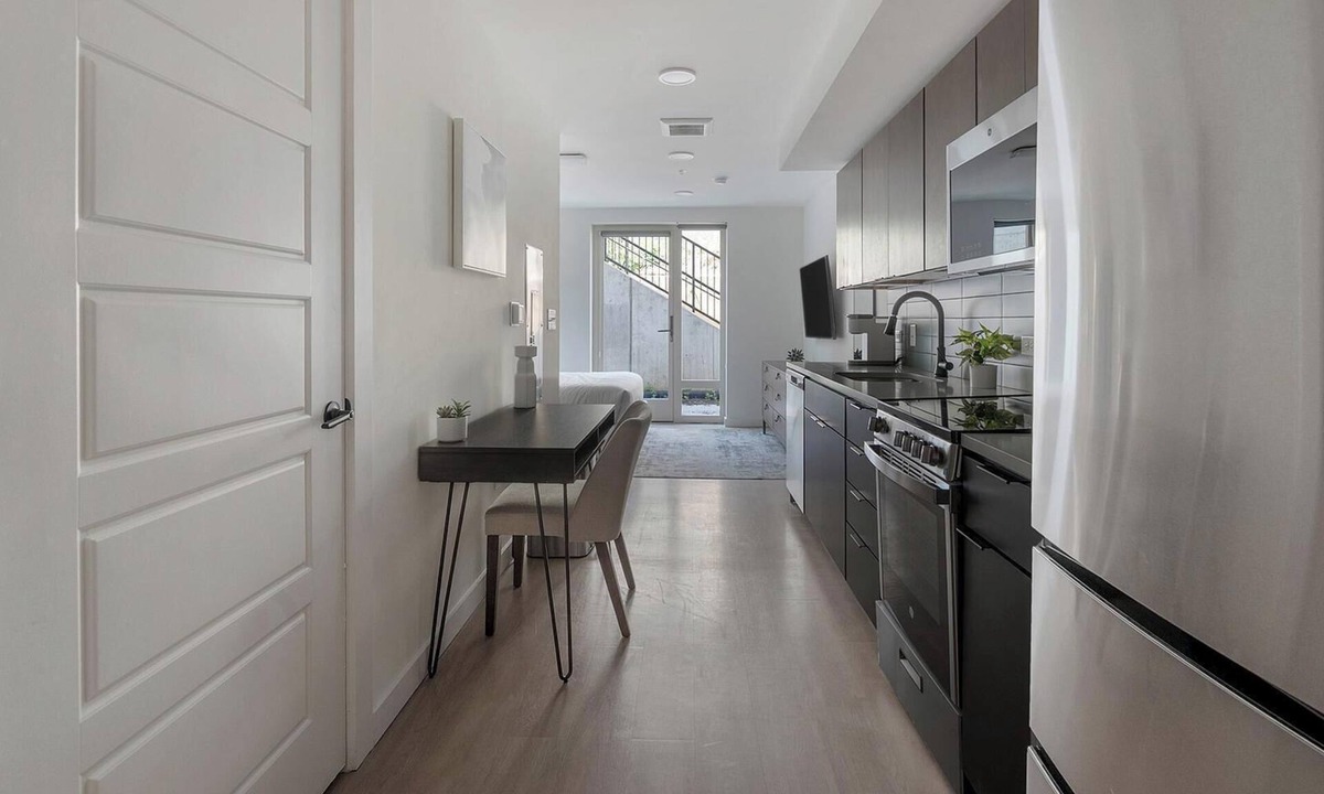 Eighth Avenue Apartment | Landing | Chic Studio, Gym